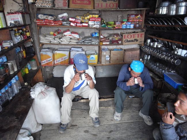 ポーターやガイドはキッチンや売店にたむろしてることが多い。夜はこの辺で雑魚寝してたりする。