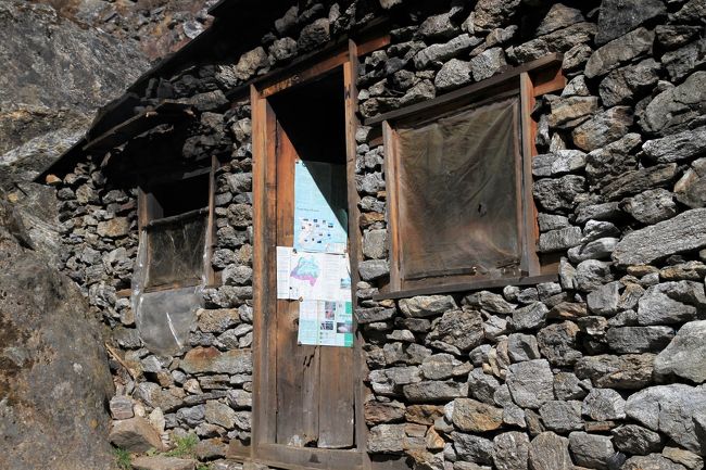 ガラス窓が普通で、ビニールが貼ってあるのは今では希少。