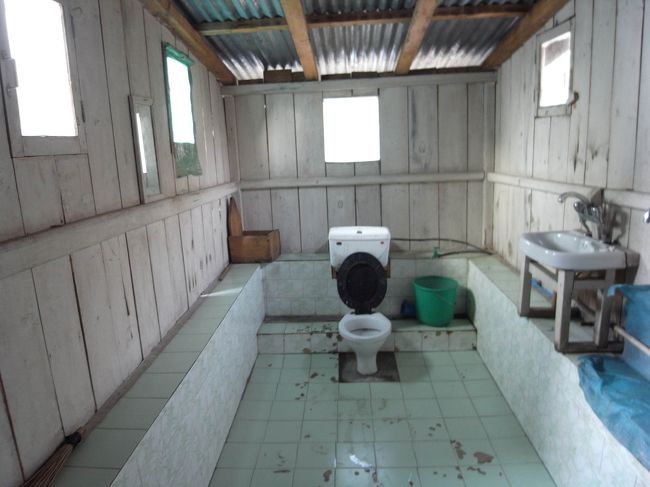 綺麗なトイレ・・・広くて落ち着かない。<br />手前はシャワースペース。<br />意外なことに、たいていお湯が出る。