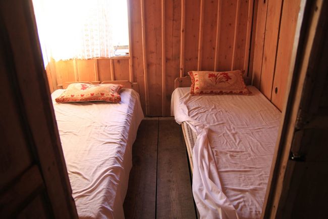 部屋は原則個室。<br />寝袋があれば安心。