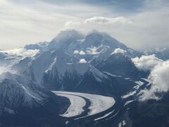 デナリ山頂は少し雲があるものの下から上まで見えた瞬間です
雲は刻々と変化するのですぐに隠れて行きます