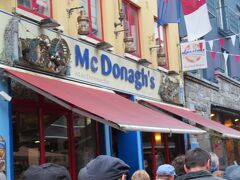 「マクドナルド」のような「マクドーノズ（Mc Donagh's）」
シーフード ファーストフードの店で、フィッシュ アンド チップスが美味しいとか。