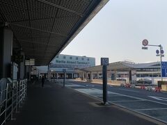 成田空港に到着です。
ユニクロでTシャツを購入するので１タミで降ります。