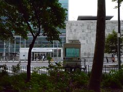 国連本部の対面。
「NYPD」ロゴの入った、移動式小屋（？）が用意してありました。
そういえば、これ以外にも、コンクリート製のバリケードと、
それを運搬する為のフォークリフト等々、周囲に用意してありました。