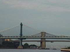 私たちの下船する「DUMBO」ターミナルに向かいます。
ちょっとスマートなマンハッタン橋、ワイヤーの美しいブルックリン橋が
どんどん近づいてきます。