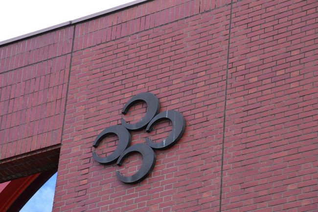 横瀬町役場の町章<br /><br />ここは埼玉県秩父郡横瀬町です。<br /><br />町章は４つの「コ」をデザインし、「ヨコぜ」を表しています。<br />
