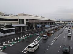 伊丹空港です。今回はモノレールで到着。
なので、景色がいつもと違います。
しかも、雨やん...