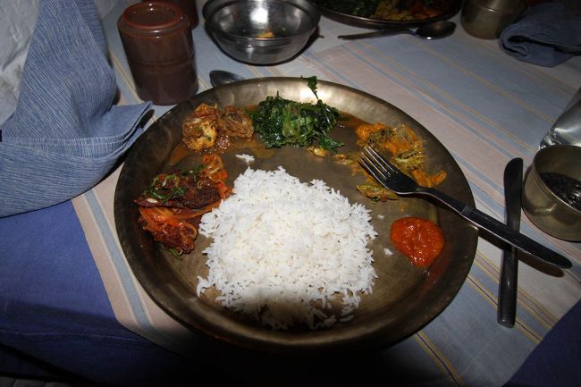 やっぱ、基本はダルバート。<br />これが高級ダルバートらしい。<br /><br />もちろん他にもメニューは豊富だが、ネパール料理以外は日本の方が美味しいに決まってるし、帰ればいつでも食べられる。