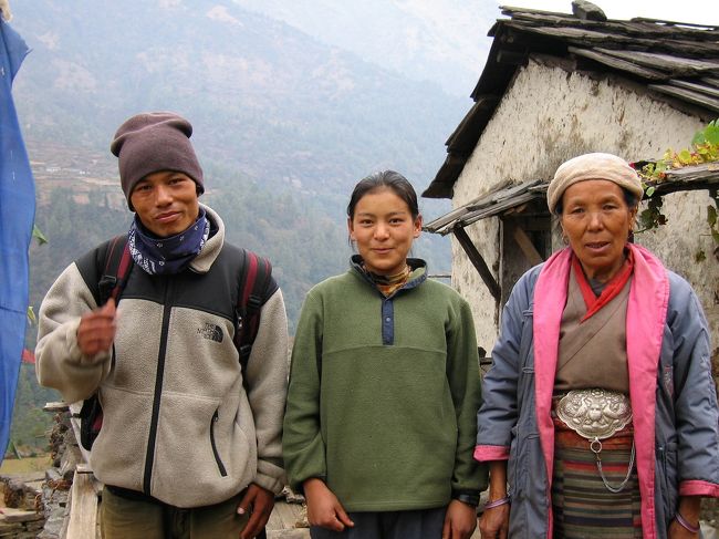 2005年にギャルツェンの実家を訪ねた時の写真。真ん中に写っているのが妹さん、この時15歳だったかな。<br /><br />右のお母さんは、その1年後に亡くなったそうだ。