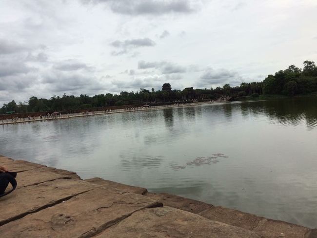 バスで最近倍近くに値上げしたアンコール遺跡群へ