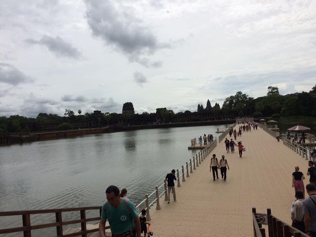 日本の協力で橋工事中