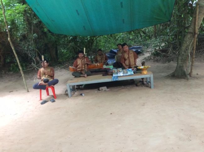 地雷犠牲者の楽器演奏はよく見かける