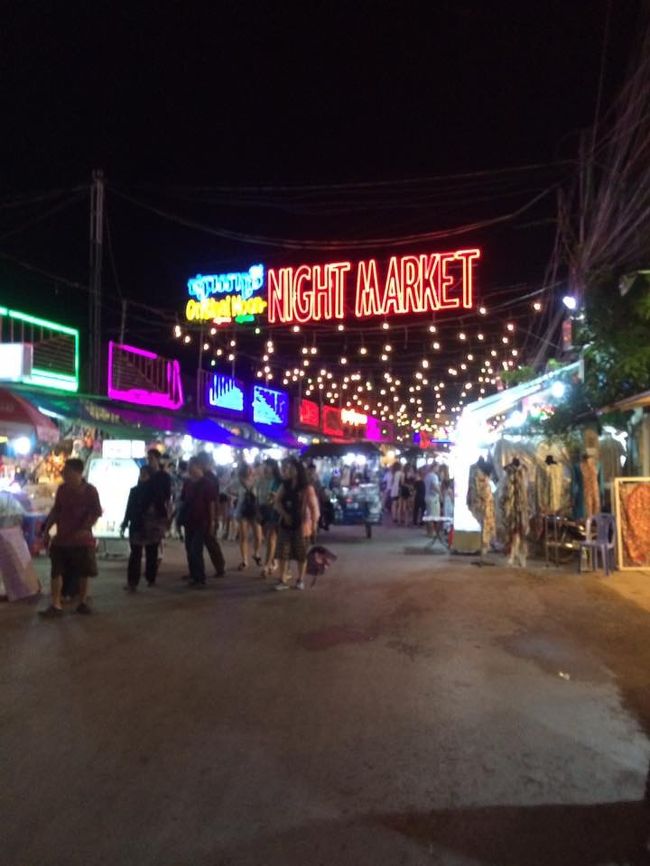 繁華街へ<br />格安マッサージの客引きがひどい