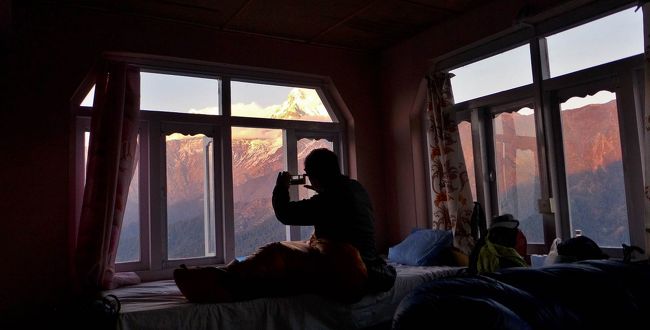 角部屋なら窓にヒマラヤが迫る。<br /><br />最後に行ったのは2013年だけど、ご飯食べて2000円くらいじゃないかな。不思議なことにどの山小屋も値段はあまり変わらない。<br /><br />ネパールのトレッキングは、カトマンズに一人で着いても簡単に行くことが出来ます。フリーのガイドやポーターを雇うと超安いですが、初めはホテルや旅行会社を通して素性の知れたガイドを紹介して貰った方が安心です。日本の山歩きと比べたら極楽です！