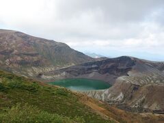 5年前に山形に来たときは、ふもとの温泉に泊まったのに、天気が悪くて来るのを断念したのです。
ようやく会えた。お釜ちゃん。
でも日がかげっているので、なんとなく暗い。
周りの山肌も水の色も、ちょっと不気味な感じでした。