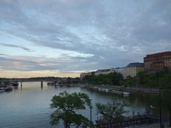 9時半。ホテルの窓からの夕景です。あと1時間で日没。ヘルシンキ最後の夜、この旅の最終夜です。明日は帰国します。