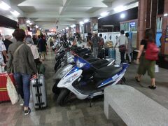 電車を降りたら、プラットホームにズラ～～っとバイクが並んでいた。
（◎o◎）
なんでなんで？
駅の構内だよ。
日本ではお目にかかれない光景を楽しめるから、海外旅行は面白い。

