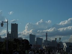 山下公園は大勢の人で溢れています。

白くもこもこした雲が夏の余韻を感じさせます。