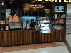 空港に着いても、コーヒーショップに向かいます。
waweecoffee shopです。
アイスコーヒー100B