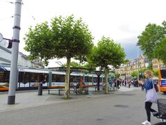 町の中心、路面電車やバス停の集まっている　Bismarckplatz　まで来ました。　
この先で、やっとキャッシングの機械見つけて２４０ユーロゲットして、一安心。少額では現金使っていましたが、長旅なので現金が少なくなっていました。