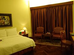 物価の安いベトナムでの泊まりは５☆のホテルマジェスティックサイゴン。部屋指定無での予約で到着後に「リバーサイド」をお願いするも敢え無く却下。「プールサイド」を用意してくれました。１１０号室。窓からプールサイドに出られる部屋です。

