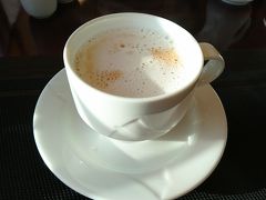 朝食は「ブリーズ　スカイ　バー」。席に着くとコーヒーか紅茶と聞かれますが、マシンでカフェラテ。コーヒー濃いめ、薄めが選べ、コーヒーの美味しい国を納得の味で何度もおかわりを頂きました。