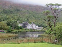 カイルモア修道院（Kylemore Abbey & Victorian Walled Garden）
コネマラ国立公園の北、ポラカパル・ラフ（Pollacapall Lough）湖畔にあります。
