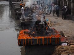 ガンジス川の支流、聖なる川バグマティ側沿いに数個のガートがあってここで遺体が焼かれて､灰をバグマティ側に流されることが理想的な死に方とされています。