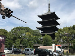 京都のお隣、兵庫県に住んでいるため、いつでも行けると思っていてなかなか行かない京都へ数年ぶりに先月行ってみたら、また行きたい気持ちに火がついて今回は１泊２日で行ってきました。

まずは東寺から、がんばれば京都駅から歩いていけます。
私は行きは近鉄で帰りは京都駅まで歩きました。

東寺は五重の塔で有名な世界遺産
真言宗の総本山です。四国八十八ヶ所出発前には東寺で弘法大師にあいさつしてから行くそうです。

四国出身の私にとって弘法大師はとても身近な存在でした。
なので　まずは東寺へ

