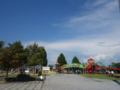 その後、昨日も訪れた道の駅に遊びに行きました。
昨日はちょっと足湯に浸かっただけなので、今日は隣接する公園でゆっくりしてみる。