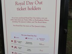 バッキンガム宮殿の一般公開だけでなく、他の展示などもあるようで、それぞれのチケット情報などがはり出されていました。