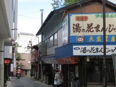 その先が「湯の花まんじゅう」と看板が上がってる大黒屋本店。
今日は定休日のようでしたが、ここも人気店です。

ところで、温泉まんじゅうは伊香保温泉が発祥の地だと知ってました？…。
「湯乃花まんじゅう　勝月堂」で、創業明治４３年だそうです。