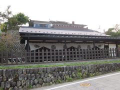 その下は「伊香保御関所跡」、徳川家の三葉葵の紋所が有りますね！。

復元されたものですが、当時、江戸幕府の命により三国街道の関所として設けられ、吾妻へ向かう人々を取り調べたそうです。
５時頃までで、無料で入館出来ます。