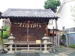 奥に進むと、神社になっています。