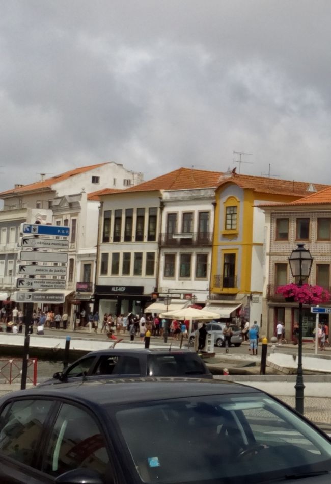 さらに通りを下って中央運河に出ました。<br />とりあえず一杯ということで、すぐそばにある「リア・カフェ」へ。<br />テラスが満席だったので中に入りましたが、なかなか雰囲気がある店でした。ビールも美味しい！