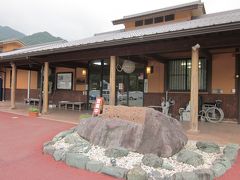 正面の大きな施設は「吾妻峡温泉　天狗の湯」、日帰り温泉施設。

内湯と露天風呂で”塩化物温泉・掛け流し”とありました…、温まりそう！～。