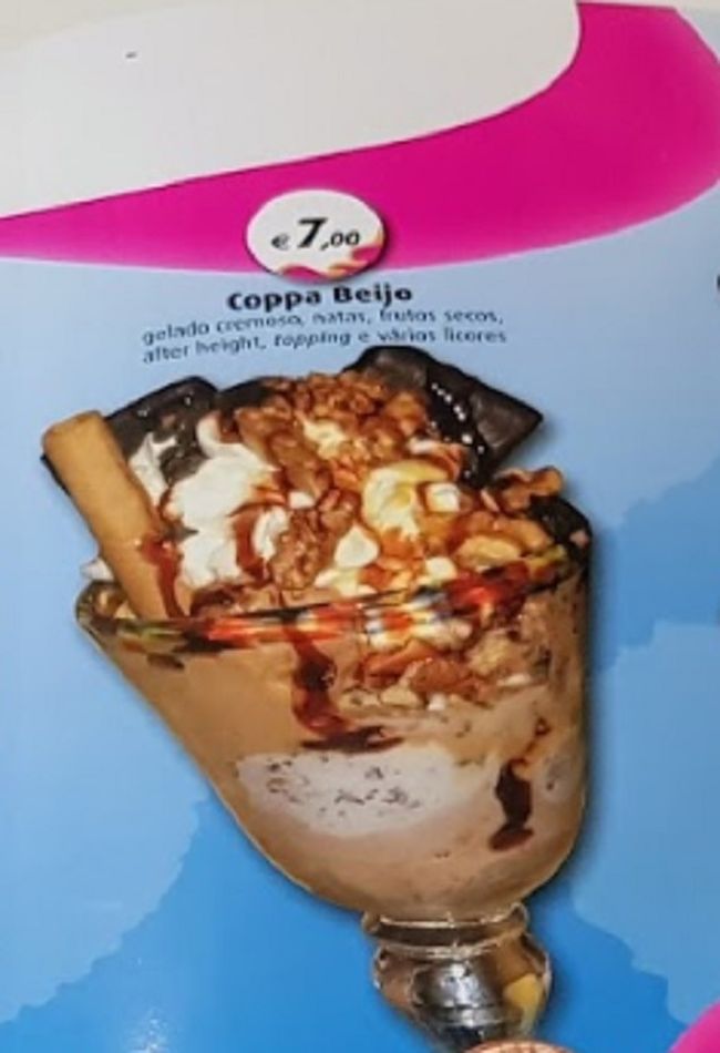 アヴェイロのセントロに本店がある「ジェラタリア・ミラノ」のバーラ店でお茶。<br />昨日に続いて、ここでも甘そうなパフェを食べてる人が多く、スペイン人以上にポルトガル人は甘党なのかも？と思いました。<br />ちなみに、隣のテーブルの人が食べていたのは多分これ。まだおとなしい方ですね。