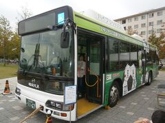 会場は思っていた以上に混雑していました。さっそく「路線バスと綱引き大会の」整理券の行列に並びました。

私たちの後ろの方で満員に！！危なかった・・・

バスはＦＣ岐阜のラッピングバスです