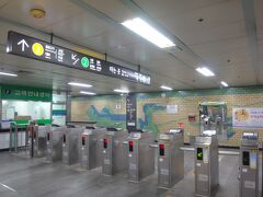 韓国・ソウル 地下鉄2号線「203 乙支路3街（ウルチロサムガ）」駅の
改札機の写真。

ソウル2日目、『ホリデイイン エクスプレス ソウル 乙支路』の最寄り駅
地下鉄2号線「203 乙支路3街（ウルチロサムガ）」駅から、
9号線「929 奉恩寺(ボンウンサ)」駅で下車し、ジェジュンのカフェに
向かいます。

ここまでの旅行記はこちら↓

<アシアナ航空で行くソウル ① 成田国際空港第1ターミナルにある
スターアライアンス加盟航空会社ラウンジ（全日空『ANAラウンジ』、
ユナイテッド航空『ユナイテッドクラブ』）＆プライオリティパスで
入れる大韓航空『KALラウンジ』、カード会社ラウンジ『TEIラウンジ』＆
『IASS エグゼクティブ ラウンジ 1』へ！ ブランドショップ＆DFS>

http://4travel.jp/travelogue/11253530

<アシアナ航空で行くソウル ② 驚きなアシアナ航空の機内サービス（泣）
仁川国際空港から明洞まではリムジンバス、
2015年5月に明洞エリアにオープンした
『ホリデイイン エクスプレス ソウル 乙支路（ウルチロ）』宿泊記>

http://4travel.jp/travelogue/11254523

<アシアナ航空で行くソウル ③ 明洞散策ではレートがよい両替所で換金し
グルメ＆お買い物♪ チーズたっぷり！
【ジェームズ・シカゴ・ピザ】明洞店、おいしいパッピンス、
明洞でおすすめNEW OPENのマッサージ店
【BlueArirang（ブルーアリラン）】で癒しの時間>

http://4travel.jp/travelogue/11275247