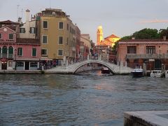 Tolentini, Venice 
こちらも、サンタルチア駅からの眺め
駅前の椅子に座って撮影

サン 二コラ トレンティーノ教会 が　光にあたり