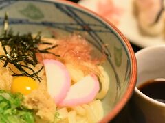 お昼ご飯は、めんつゆをかけて食べるタイプのおうどん。
添えられた自家製しめ鯖の握りもとっても美味しいです！