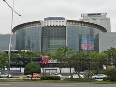 韓国・ソウル 江南エリア『スターフィールド COEX MALL』の写真。

こちらもダイジェスト版で載せました。

奥に『オークウッド プレミア COEX センター』も見えます。

後ろを振り返ると・・・