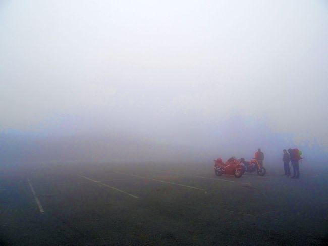 いつも景色のいい山頂付近が，今日は何も見えなくて怖い．撤収．