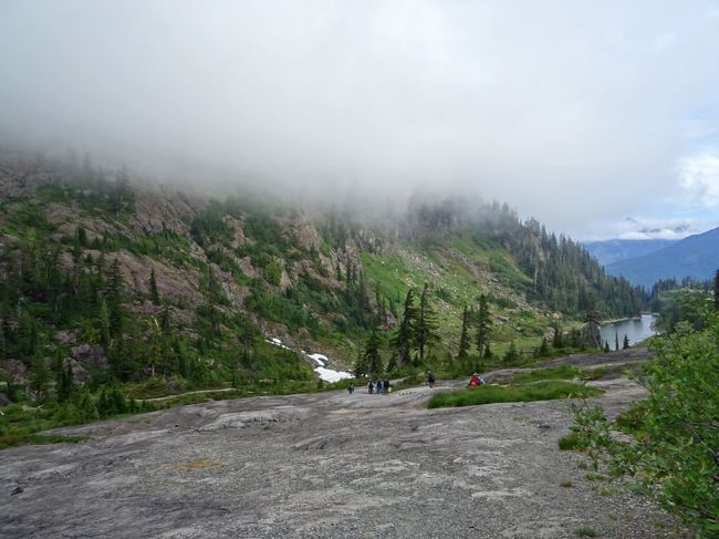少し下がると雲の下に出た．そこにトレイルがあるので歩いてみる．