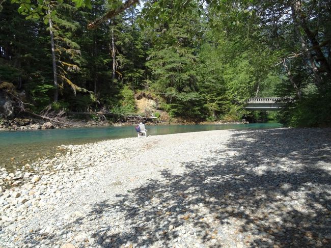 山を下りる途中，川べりでランチ．こっちは晴れてるのになあ．．．