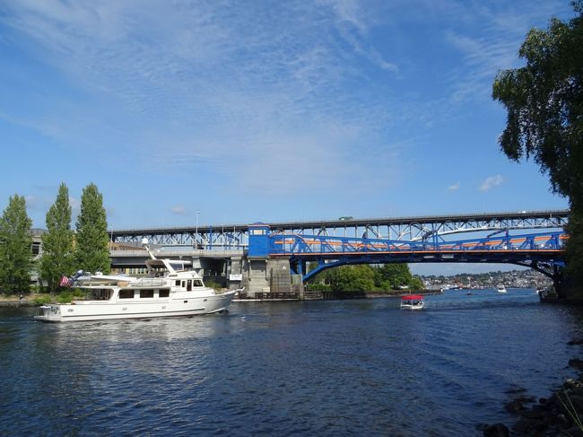 3時間くらい走ってシアトルに到着．モーテルにチェックインした後，周囲の観光地を車で回ってみる．フリーモントブリッジ．