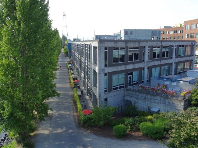 橋のたもとにGoogle．