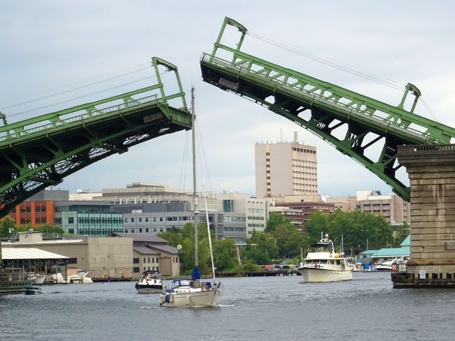おっと，近くの橋が上がった．ヨットのマストが高かったのだね．