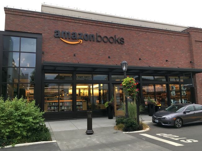 まだ日暮れまで時間があるので，Amazonのリアル書店に立ち寄る．ここでKindleを触らせてもらって，日本より安いことが判明．買いたくなった．