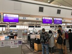 AM8:00発のため、2時間前のAM6:00に福岡空港国際線に着きました｡
天神駅から福岡空港まで車で10分の利便性の良さ。好きです、福岡。
時間になりましたが香港エクスプレスのカウンターは無人。
あれーっと思ったら別の航空会社カウンターでのチェックインでした｡
福岡空港の始発便のようで､人員の関係かな？
手荷物は1点(7kgまで)と身の回り品1点までで、預け荷物(20kgまで)が往復8400円←高かったです！
紫が会社のカラーですね。